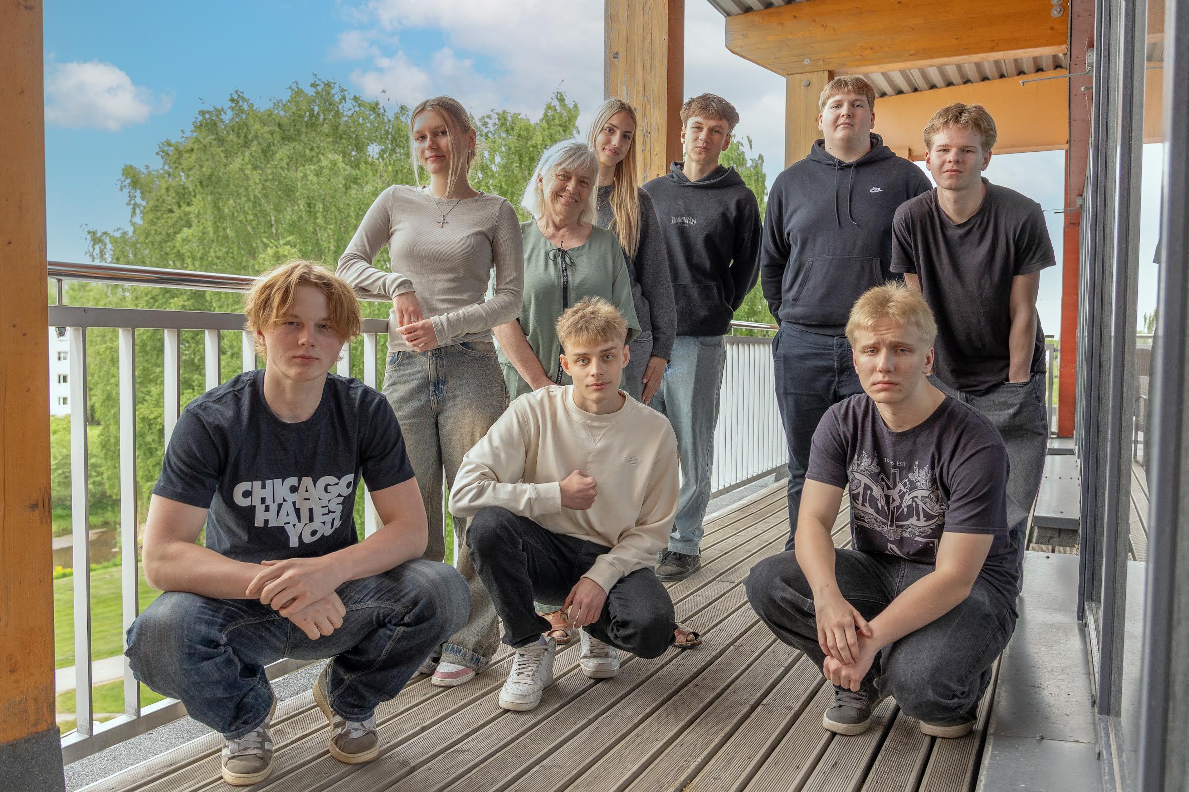 Võru gümnaasiumi noored koos õpetajaga Kagukeskuse 3. korrusel asuva Võrumaa Teataja toimetuse rõdul. Vasakult: Kristo Teder, Mirtel Mõttus, Genert Saua, Kaja Kenk, Hanna Gret Udumäe, Marten Muld, Rasmus Liiskmann, Alex Neemela, Tristan Aru. Foto: AIGAR NAGEL